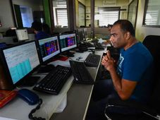 'ಕರಡಿ ಹಿಡಿತ'ದಲ್ಲಿ ಷೇರು ಮಾರುಕಟ್ಟೆ: 1448 ಪಾಯಿಂಟ್ ಕುಸಿದ ಸೆನ್ಸೆಕ್ಸ್