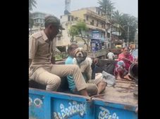 ಬೆಂಗಳೂರು ಮಳೆ: ಕುಟುಂಬವನ್ನು ಟ್ರ್ಯಾಕ್ಟರ್‌ನಲ್ಲಿ ಸ್ಥಳಾಂತರಿಸುವ ವೀಡಿಯೊ ಟ್ವೀಟ್ ಮಾಡಿದ ಅನಾಕಾಡೆಮಿ ಸಿಇಒ