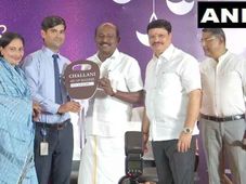 ದೀಪಾವಳಿ ಧಮಾಕ: ಉದ್ಯೋಗಿಗಳಿಗೆ ಕಾರು, ಬೈಕು ಉಡುಗೊರೆ ನೀಡಿದ ಮಾಲೀಕ!