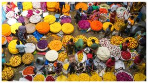  Varamahalakshmi: ವರಮಹಾಲಕ್ಷ್ಮೀ ಹಬ್ಬ, ತರಕಾರಿ, ಹೂವು, ಹಣ್ಣು ದರ ಭಾರೀ ಏರಿಕೆ, ಎಷ್ಟಿದೆ ನೋಡಿ
