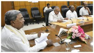  Shakti Yojana: ಶಕ್ತಿ ಯೋಜನೆಯಿಂದಾಗಿ ಮಹಿಳೆಯರು ಮಾತ್ರವಲ್ಲ ಪುರುಷ ಪ್ರಯಾಣಿಕರ ಸಂಖ್ಯೆಯೂ ಹೆಚ್ಚಳ, ಸಿಎಂ ಮೆಚ್ಚುಗೆ