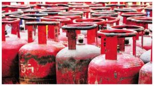  LPG price: ಗ್ರಾಹಕರಿಗೆ ಸಿಹಿಸುದ್ದಿ, ವಾಣಿಜ್ಯ ಎಲ್‌ಪಿಜಿ ದರ ಇಳಿಕೆ, ನಿಮ್ಮ ನಗರದೆಲ್ಲೆಷ್ಟಿದೆ?