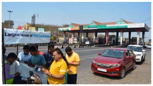 Bengaluru's New Toll: ಬೆಂಗಳೂರು ಹೊರವಲಯದಲ್ಲಿ ಹೊಸ ಟೋಲ್, ಎಂದಿನಿಂದ ಆರಂಭ, ಎಷ್ಟು ಹಣ ಕಟ್ಟಬೇಕು?