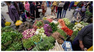  Price Hike in Karnataka: ಈರುಳ್ಳಿ ಮಾತ್ರವಲ್ಲ ಗಗನಕ್ಕೇರಿದೆ ತರಕಾರಿ, ಧಾನ್ಯ ಬೆಲೆ, ಎಷ್ಟು ಏರಿಕೆ?