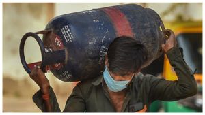  LPG Price Hike: ವಾಣಿಜ್ಯ ಎಲ್‌ಪಿಜಿ ಗ್ರಾಹಕರಿಗೆ ಶಾಕ್, ಮತ್ತೆ ದರ ಏರಿಕೆ, ಈಗ ಎಷ್ಟಿದೆ? 