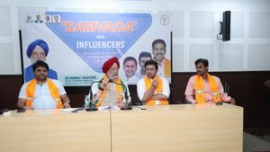 ಕರ್ನಾಟಕದ ಪೆಟ್ರೋಲ್ ಪಂಪ್‌ಗಳಲ್ಲಿ ಕನ್ನಡ ಫಲಕ ಬಳಕೆ: ಕೇಂದ್ರ ಸಚಿವ ಮಾಹಿತಿ 