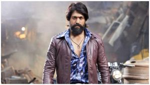  ಬ್ಯಾನರ್ ಕಟ್ಟುವಾಗ ಯುವಕರ ಸಾವು: ಕುಟುಂಬಕ್ಕೆ ಪರಿಹಾರ ಚೆಕ್ ನೀಡಿದ ಯಶ್