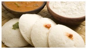  ಅಧಿಕ ವೇತನದ ಉದ್ಯೋಗ ತೊರೆದು, ಇಡ್ಲಿ ಮಾರುವ ಬೆಂಗಳೂರಿಗ!