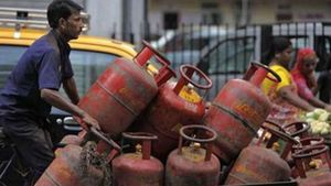 Lpg price hike: ವಾಣಿಜ್ಯ ಸಿಲಿಂಡರ್ ಬೆಲೆ ಹೆಚ್ಚಿಸಿದ ಕೇಂದ್ರ ಸರ್ಕಾರ 