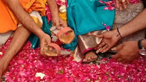ರಾಮಯಣದಿಂದ ಪ್ರೇರಣೆ: ತನ್ನ ತೊಡೆ ಚರ್ಮದಿಂದ ತಾಯಿಗೆ ಚಪ್ಪಲಿ ಮಾಡಿಕೊಟ್ಟ ಮಗ! 