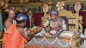 ಮೈಸೂರು ಅರಮನೆ ರಾಜವಂಶಸ್ಥ ಯದುವೀರ್ ಕೃಷ್ಣದತ್ತ ಚಾಮರಾಜ ಒಡೆಯರ್ ಬಳಿ ಮನೆ, ಕಾರಿಲ್ಲವಂತೆ! 