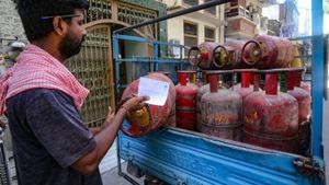LPG gas: ವಾಣಿಜ್ಯ ಎಲ್‌ಪಿಜಿ ಸಿಲಿಂಡರ್‌ಗಳ ಬೆಲೆ ಕಡಿತ, ಇಂದಿನ ಬೆಲೆ ತಿಳಿಯಿರಿ 