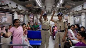 ಮಹಿಳಾ ಪ್ರಯಾಣಿಕರಿಗಾಗಿ ಇರುವ 6 ಪ್ರಮುಖ ಭಾರತೀಯ ರೈಲ್ವೆ ಕಾನೂನುಗಳೇನು ತಿಳಿಯಿರಿ 