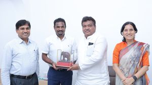 ಚಾಮರಾಜನಗರದಲ್ಲಿ ಶ್ರೀಲಂಕಾದ ಮಾಜಿ ಕ್ರಿಕೆಟಿಗ ಮುತ್ತಯ್ಯ ಮುರಳೀಧರನ್ ಹೂಡಿಕೆ 