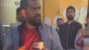 Vedio: ಆಟೋ ರಿಕ್ಷಾ ಚಾಲಕರಿಂದ ಉಬರ್ ಚಾಲಕ, ಪ್ರಯಾಣಿಕರಿಗೆ ಕಿರುಕುಳ 