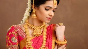 Gold Rate Bangalore: ಆಗಸ್ಟ್ 15 ರಂದು ಬೆಂಗಳೂರಿನಲ್ಲಿ ಚಿನ್ನ, ಬೆಳ್ಳಿ ಬೆಲೆ, ಇಂದಿನ ದರ ತಿಳಿಯಿರಿ 