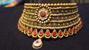 Gold Price Bangalore: ಬೆಂಗಳೂರಿನಲ್ಲಿ ಚಿನ್ನ ದರ ದಾಖಲೆಯ ಏರಿಕೆ, 70,000 ರೂಪಾಯಿ ಮುಟ್ಟಿದ ಹಳದಿ ಲೋಹ 