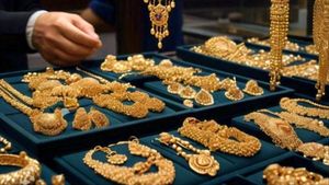 Gold Price Bangalore: ಬೆಂಗಳೂರಿನಲ್ಲಿ ಚಿನ್ನದ ಬೆಲೆ ಇಳಿಕೆ, ಸೆಪ್ಟೆಂಬರ್ 4 ರಂದು 18K, 22K, 24K ಚಿನ್ನದ ದರ ತಿಳಿಯಿರಿ 