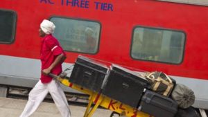 Indian Railways: ರೈಲಿನಲ್ಲಿ ಬ್ಯಾಗ್‌ ಕಳೆದುಕೊಂಡ ಪ್ರಯಾಣಿಕನಿಗೆ 1 ಲಕ್ಷ ಕೊಡುವಂತೆ ರೈಲ್ವೆ ಇಲಾಖೆಗೆ ಸೂಚನೆ 