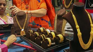  Gold Rate: ಒಂದೇ ದಿನ 7,100 ರೂಪಾಯಿ ಹೆಚ್ಚಾದ ಚಿನ್ನದ ಬೆಲೆ; ದೀಪಾವಳಿಗೆ ಬೆಲೆ ಏರಿಕೆ ಶಾಕ್!