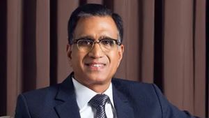  ಸಾಲದ ಹಣದಲ್ಲಿ ₹75,000 ಕೋಟಿ ಮೌಲ್ಯದ ಬೃಹತ್ ಸಂಸ್ಥೆ ಕಟ್ಟಿದ ಬಟ್ಟೆ ವ್ಯಾಪಾರಿಯ ಮಗ 