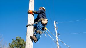 ಕರ್ನಾಟಕ ವಿದ್ಯುತ್‌ ಕ್ಷೇತ್ರದ ಕೆಲಸಕ್ಕಾಗಿ 8 ಮೀಟರ್‌ ಕಂಬವನ್ನ ಹತ್ತುವುದು ಕಡ್ಡಾಯ! 