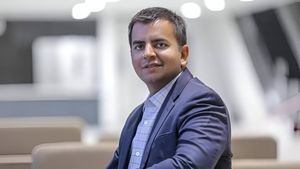 ಹೊಸ ಯೋಜನೆಯನ್ನ ಬಹಿರಂಗಪಡಿಸಿದ ಓಲಾ; ಈ ಕ್ರಿಸ್‌ಮಸ್‌ಗೆ 4,000 ಸ್ಟೋರ್‌ಗಳಿಗೆ ವಿಸ್ತರಿಸಲಿದೆ ಓಲಾ ಎಲೆಕ್ಟ್ರಿಕ್‌