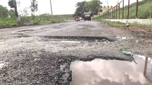 ಕರ್ನಾಟಕದ ಹಲವು ರಸ್ತೆಗಳು ಸಂಪೂರ್ಣ ಗುಂಡಿಮಯ; ಇನ್ನಾದ್ರು ದುರಸ್ತಿ ಕಾರ್ಯ ಯಾವಾಗ? 