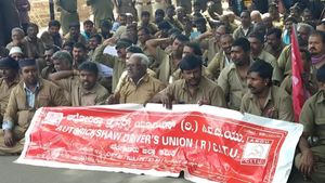 ಬೈಕ್ ಟ್ಯಾಕ್ಸಿ ವಿರುದ್ದ,ರಸ್ತೆ ತೆರಿಗೆ ಹೆಚ್ಚಳ: ಸರ್ಕಾರದ ವಿರುದ್ಧ ಮುಗಿಬಿದ್ದ ಆಟೋ ಕ್ಯಾಬ್ ಚಾಲಕರು