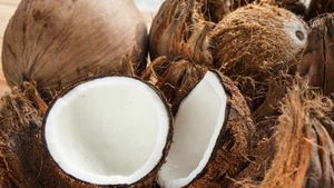 ತೆಂಗಿನಕಾಯಿ ಬೆಲೆ ಕೇಳಿ ಗ್ರಾಹಕರು ಕಂಗಾಲು.. ಅಬ್ಬಾ.. ಬೆಲೆ ಇಷ್ಟೊಂದು ಜಾಸ್ತಿನಾ!