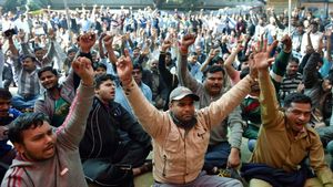 ಬೈಕ್ ಟ್ಯಾಕ್ಸಿಗಳು, ಹೆಚ್ಚಿನ ರಸ್ತೆ ತೆರಿಗೆ.. ಸರ್ಕಾರಕ್ಕೆ ಕ್ಯಾಬ್,ಆಟೋರಿಕ್ಷಾ ಚಾಲಕರು ಮುಷ್ಕರದ ಸಮರಕ್ಕೆ ಒತ್ತಾಯ