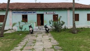 ಕರ್ನಾಟಕ ಸರ್ಕಾರಿ ಶಾಲೆಗಳಿಗೆ ಇದೆಂಥಾ ಅನ್ಯಾಯ..17,000ಕ್ಕೂ ಹೆಚ್ಚಿನ ಶಾಲೆಗಳಿಗೆ ಸ್ವಂತ ಮಾಲೀಕತ್ವವೇ ಇಲ್ಲ..! ಪೂರ್ತಿ ಓದಿ 