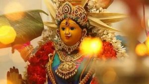 Varamahalakshmi Vrata: ವರಮಹಾಲಕ್ಷ್ಮಿ ಹಬ್ಬದ ವಿಶೇಷತೆ, ಆಚರಣೆ ವಿಧಾನ...ನಿಮ್ಮನೆ ಲಕ್ಷ್ಮಿಗೆ ಹೀಗೆ ಶುಭಾಶಯ ಹೇಳಿ!