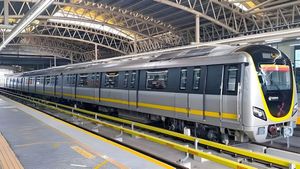 Bengaluru Metro: ಹಳದಿ ಮೆಟ್ರೋ ಉದ್ಘಾಟನೆಯಾದ ಕೆಲವೇ ದಿನಗಳಲ್ಲಿ ತಾಂತ್ರಿಕ ದೋಷ...ಪ್ರಯಾಣಿಕರು 3 ಗಂಟೆ ಕಾಯುವ ಸ್ಥಿತಿ!