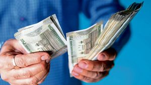 Saving with Earnings: ನೀವು 18 ವರ್ಷ ಮೇಲ್ಪಟ್ಟಿದ್ದೀರಾ? ಹಾಗಾದ್ರೆ ಮನೆಯಲ್ಲ ಕೂತು 5 ಸಾವಿರ ಆದಾಯ ಹೀಗೆ ಸಂಪಾದಿಸಿ