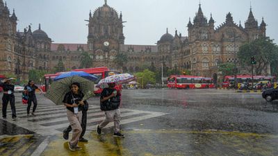 Aaj Ka Mausam: मुंबई में झमाझम बारिश का असर तेज, रायगढ़ और रत्नागिरी में रेड अलर्ट, IMD ने जारी किया ये अपडेट 