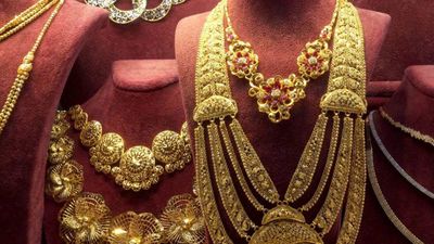 Gold Rate Today: सराफा बाजार में सोमवार को महंगा हुआ सोना, आज 22K गोल्ड में इतने रुपए की आई तेजी 