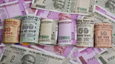 Rupee: रुपया टूटा, जेब पर वार! डॉलर के सामने 95 पार, जानिए कैसे बढ़ेगा आपका खर्च