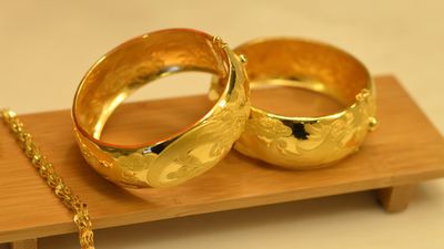 Bangalore Gold Rate Today Dips Below Rs 1 Lakh!  Silver Follows; Will 24, 22,18K Gold Prices Drop Further?