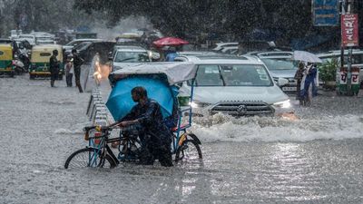 Bengaluru Rain: ಸದ್ಯಕ್ಕೆ ಸ್ತಬ್ಧವಾಗಲ್ಲ ವರುಣನ ಅವಾಂತರ..ಇನ್ನೂ ಎರಡು ದಿನ ಭಾರಿ ಮಳೆ! ಬೆಂಗಳೂರಲ್ಲಿ ಭಾರಿ ಅವಾಂತರ
