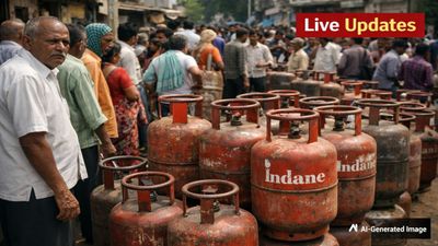 LPG Cylinder Shortage Live: എൽപിജി പ്രതിസന്ധി തുടരുന്നു, ഉന്നതതല യോഗം വിളിച്ച് പ്രധാനമന്ത്രി, തത്സമയ വിവരങ്ങൾ