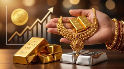 സ്വർണ്ണവില കുതിക്കുന്നു; നിക്ഷേപകർ അറിയേണ്ട ഞെട്ടിക്കുന്ന പുതിയ വിവരങ്ങൾ