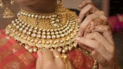 ஜெட் வேகத்தில் உயரும் தங்கம் விலை.. சவரன் ரூ.81, 000ஐ கடந்தது ..வெள்ளி விலை கேட்டு மக்கள் அதிர்ச்சி..