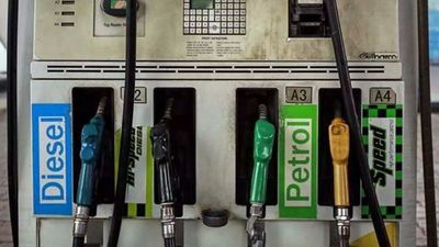 நாடு முழுவதும் உயர்த்தப்பட்டது  பிரீமியம் பெட்ரோல் விலை: வாகன ஓட்டிகள் அதிர்ச்சி!!