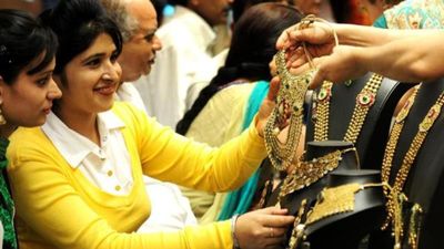 அட்சய திருதியை தங்கம் விற்பனை: மக்களே இத கவனிக்கலனா உங்க தலையில துண்டு!!