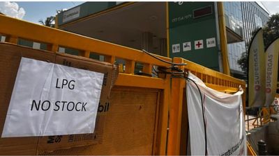 LPG தட்டுப்பாடு: காலை 5 மணி முதல் காத்திருந்தாலும் கேஸ் இல்லை!! பெங்களூருவில் மோசமாகும் சூழல்!!