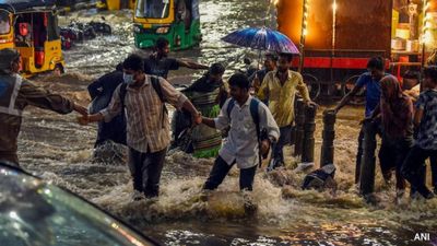 హైదరాబాద్‌కు రెడ్ అలర్ట్, మరో 3 రోజుల పాటు భారీ వర్షాలు.. ఉద్యోగులు వర్క్ ఫ్రం హోం చేయాలని పోలీసులు ఆదేశాలు 