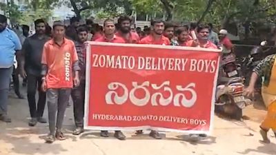 రోజుకు 14 గంటలు కష్టపడుతున్నా రూ.500 కూడా రావడం లేదు.. హైదరాబాద్‌లో రోడ్డెక్కిన జొమాటో డెలివరీ బాయ్స్ 