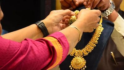 అక్షయ తృతీయ నాడు బంగారం ఇలా కొంటే భారీగా నష్టపోతారు.. కొనుగోలుపై కీలక సూచన చేస్తున్న ఆర్థిక నిపుణులు