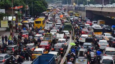 బెంగళూరు ట్రాఫిక్ క్లియర్ కావాలంటే.. 25 అండర్పాసులు, 35 ఫ్లైవోర్స్, 101 స్కైవాక్స్ కావాల్సిందే..
